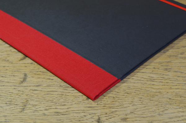 Schwarze Sammelmappe, roter Leinen